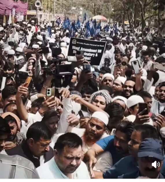सत्ता रहे या जाये वक्फ संशोधन विधेयक की वापसी तक राष्ट्रीय जनता दल सड़क से लेकर सदन तक विरोध जारी रखेगा: तेजस्वी प्रसाद यादव 2 IMG 20250326 WA0010 सत्ता रहे या जाये वक्फ संशोधन विधेयक की वापसी तक राष्ट्रीय जनता दल सड़क से लेकर सदन तक विरोध जारी रखेगा: तेजस्वी प्रसाद यादव