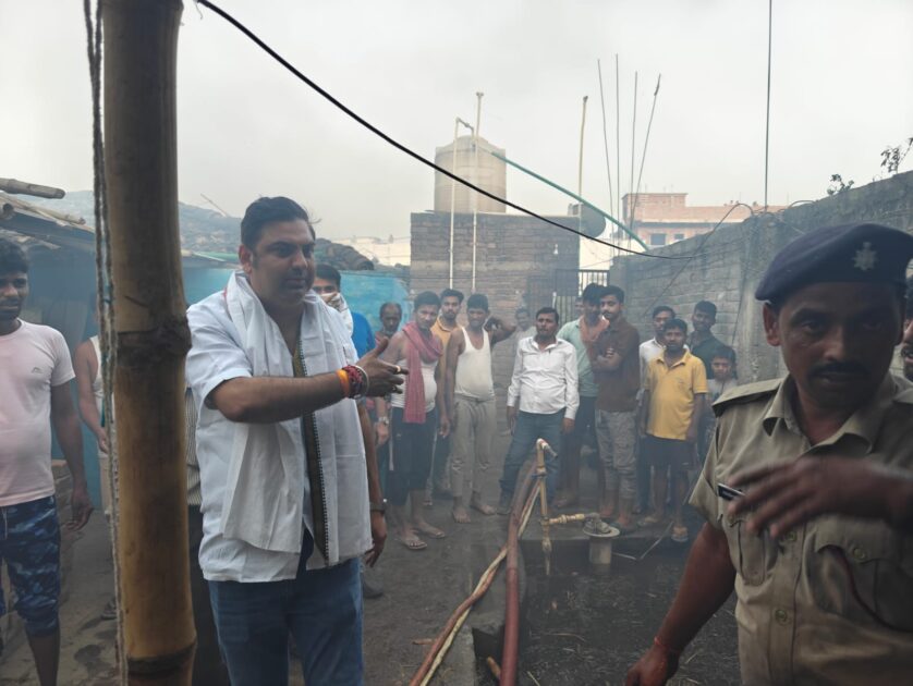 IMG 20250329 WA0004 शार्ट सर्किट से 5 घरों में लगी भीषण आग, युवा लोजपा की टीम ने पहुँचाई मदद