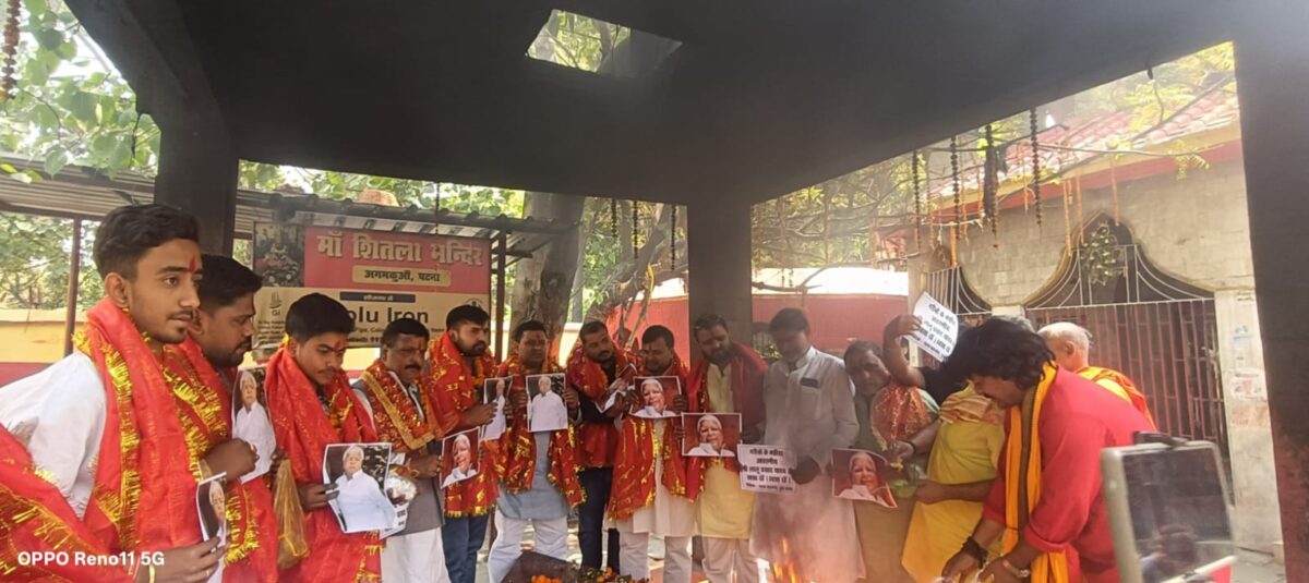 IMG 20250403 WA0013 अगमकुंआ स्थित शीतला माता मंदिर में हवन पूजा गरीबों के मसीहा राजद अध्यक्ष लालू प्रसाद यादव उत्तम स्वस्थ के लिए