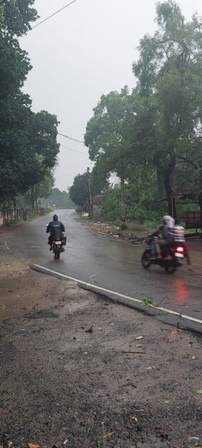 IMG 20250409 WA0002 झमाझम बारिश से जनजीवन अस्तव्यस्त  इलाकों में बिजली आपूर्ति ठप