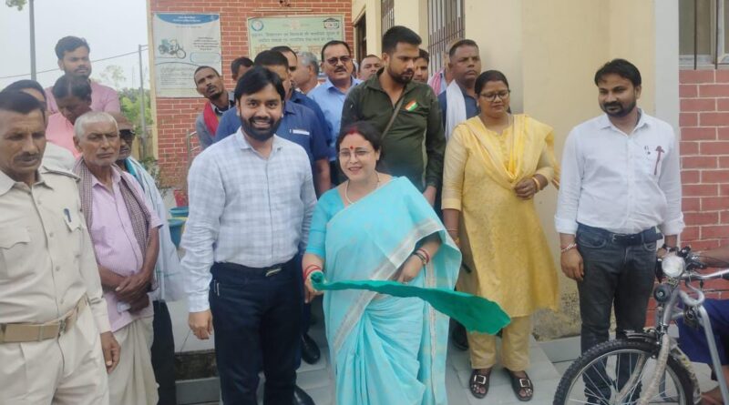 IMG 20250428 WA0004 परिवहन मंत्री श्रीमती शीला मंडल द्वारा 6 दिव्यांग लाभुकों के बीच बैट्री चालित ट्राईसाईकिल वितरण किया