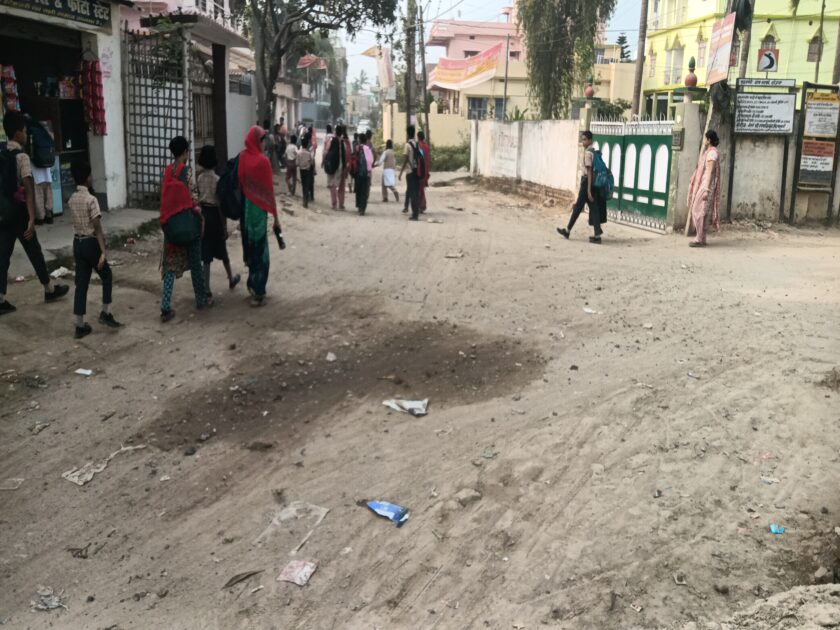 IMG 20250422 073227 शहर में जगह-जगह कचरे का लगा ढेर, सड़क में गड्ढा स्टेडियम रोड बना और नाले के नाम पर लूट, शहर लोगों परेशान