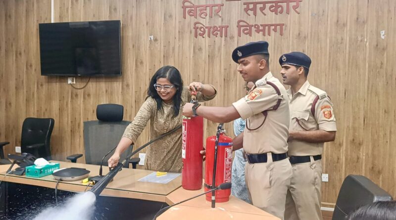 IMG 20250502 WA0015 शिक्षा विभाग में अग्नि आपदा से निपटने हेतु अग्निशमन प्रशिक्षण कार्यक्रम