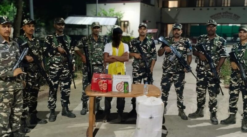 IMG 20250503 WA0010 भारत-नेपाल सीमा पर सशस्त्र सीमा बल द्वारा नेपाली शराब के साथ तस्कर गिरफ्तार