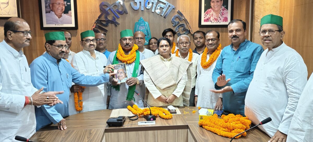 IMG 20250517 WA0038 भाजपा नेता राजकिशोर प्रसाद ठाकुर अपने समर्थकों के साथ राष्ट्रीय जनता दल की सदस्यता ग्रहण की