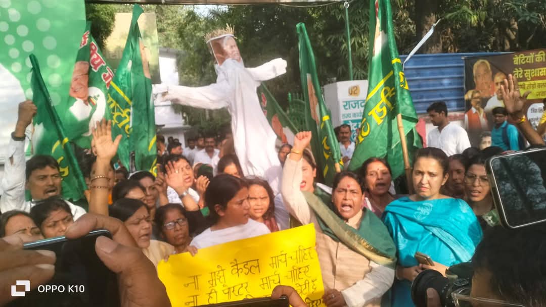IMG 20250603 WA0003 मुजफ्फरपुर में नाबालिग बच्ची के साथ हुए बलात्कार और स्वास्थ्य व्यवस्था में हुए अमानवीय व्यवहार के खिलाफ महिला राजद की ओर से आक्रोश मार्च और मुख्यमंत्री का पुतला दहन किया