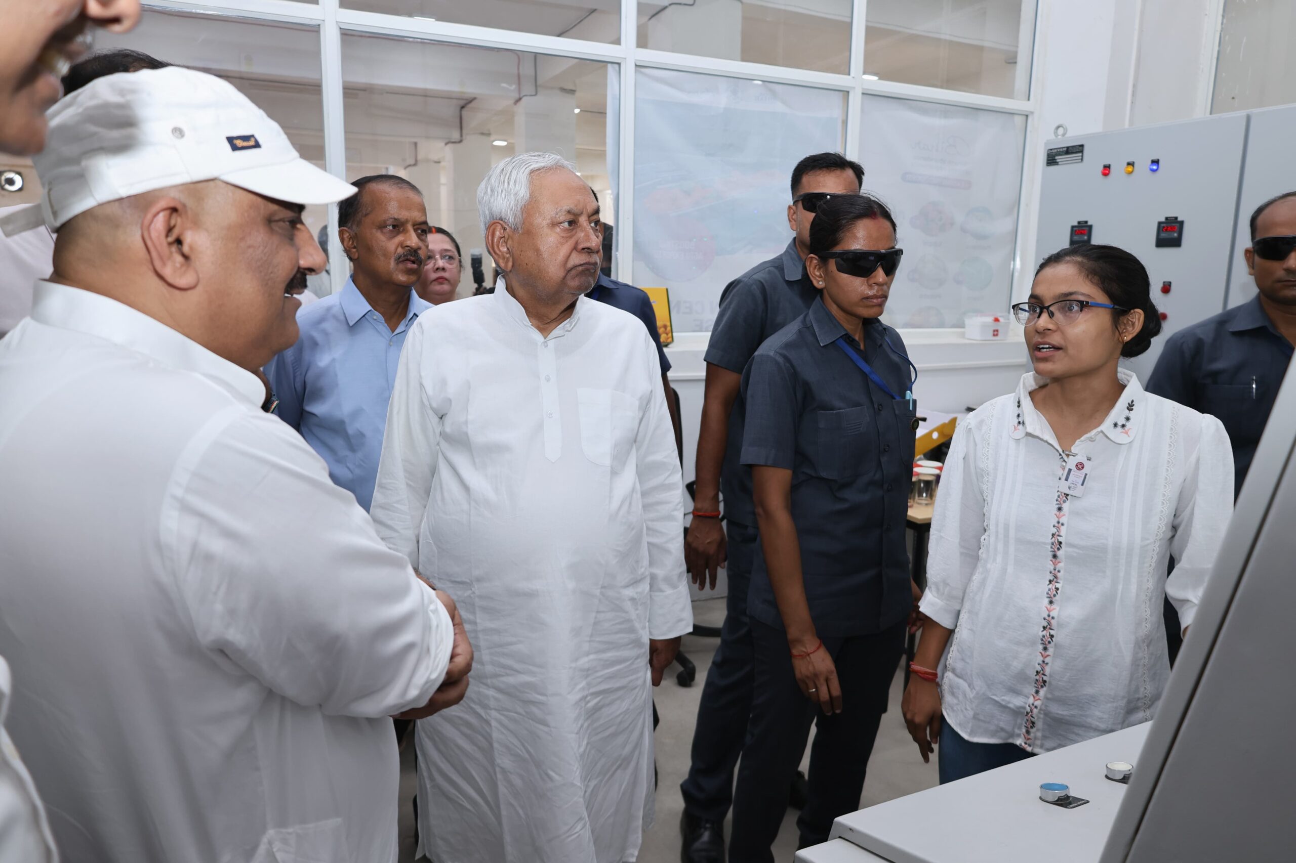 IMG 20250615 WA0001 scaled मुख्यमंत्री ने औद्योगिक क्षेत्र सिकंदरपुर, बिहटा की विभिन्न औद्योगिक इकाईयों का किया निरीक्षण