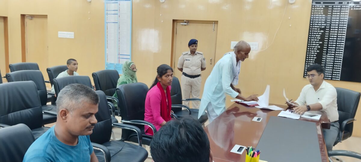 IMG 20250627 WA0013 जनता के दरबार में जिलाधिकारी कार्यक्रम में प्राप्त शिकायतों के आलोक में अधिकारियों को त्वरित निष्पादन का दिया गया निर्देश