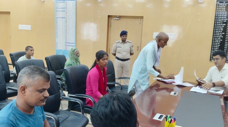 IMG 20250627 WA0013 जनता के दरबार में जिलाधिकारी कार्यक्रम में प्राप्त शिकायतों के आलोक में अधिकारियों को त्वरित निष्पादन का दिया गया निर्देश