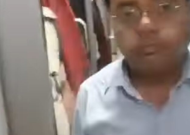 Screenshot 2025 06 08 08 08 02 66 a23b203fd3aafc6dcb84e438dda678b6 दरभंगा रेलवे स्टेशन पर फर्जी एडीआरएम गिरफ्तार