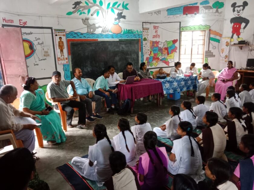 सीएचसी लदनियां की स्वास्थ्य टीम द्वारा 9 वर्ष से 14 वर्ष की बालिकाओं को गर्भाशय कैंसर/ सर्वाइकल कैंसर से बचाव हेतु नई वैक्सीन HPV का टीका दिया गया 2 IMG 20250711 WA0019 सीएचसी लदनियां की स्वास्थ्य टीम द्वारा 9 वर्ष से 14 वर्ष की बालिकाओं को गर्भाशय कैंसर/ सर्वाइकल कैंसर से बचाव हेतु नई वैक्सीन HPV का टीका दिया गया