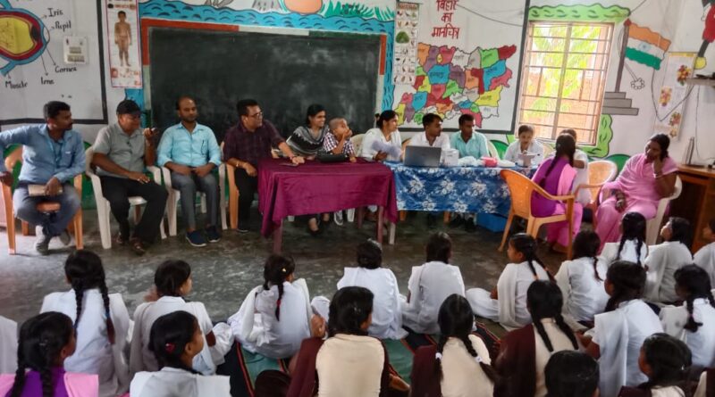 IMG 20250711 WA0020 सीएचसी लदनियां की स्वास्थ्य टीम द्वारा 9 वर्ष से 14 वर्ष की बालिकाओं को गर्भाशय कैंसर/ सर्वाइकल कैंसर से बचाव हेतु नई वैक्सीन HPV का टीका दिया गया