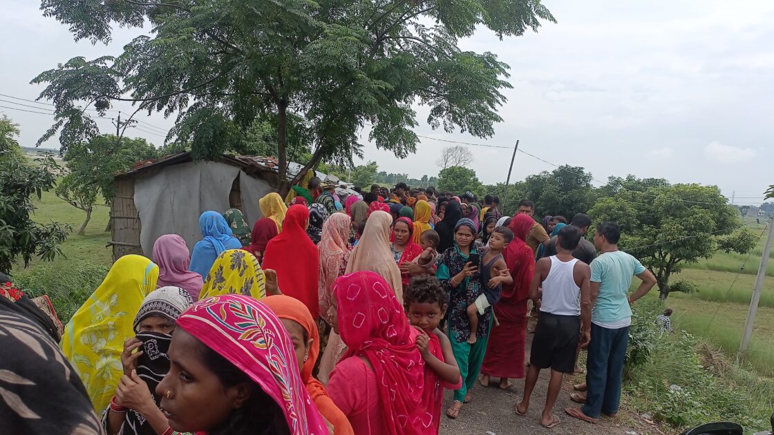 IMG 20250715 WA0034 बलान नदी बांध पर महिला की गला रेतकर हत्या, दो युवक हिरासत में