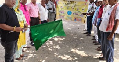 IMG 20250721 WA0002 प्रभारी चिकित्सा पदाधिकारी डॉ कुमार अमन एवं स्वास्थ्य प्रबंधक जयनंदन कुमार ने संयुक्त रूप से छिड़काव दलों को हरि झंडी दिखाकर किया रवाना