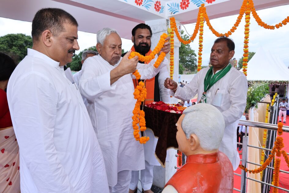 IMG 20250726 WA0070 मुख्यमंत्री ने प्रगति यात्रा में की गई घोषणाओं से संबंधित विकास योजनाओं का शिलान्यास और पूर्व मंत्री स्व० हरि प्रसाद साह की मूर्ति का अनावरण