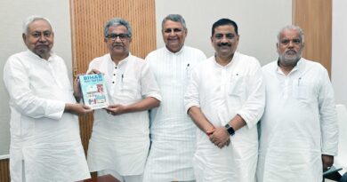 उद्योग मंत्री नीतीश मिश्रा ने स्वरचित पुस्तक 'Bihar Hai Taiyar- A journey of Transformation 2005-2025' की प्रथम प्रति भेंट की 2 IMG 20250803 WA0002 उद्योग मंत्री नीतीश मिश्रा ने स्वरचित पुस्तक 'Bihar Hai Taiyar- A journey of Transformation 2005-2025' की प्रथम प्रति भेंट की