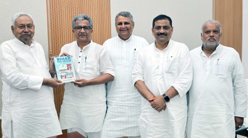 IMG 20250803 WA0002 उद्योग मंत्री नीतीश मिश्रा ने स्वरचित पुस्तक 'Bihar Hai Taiyar- A journey of Transformation 2005-2025' की प्रथम प्रति भेंट की