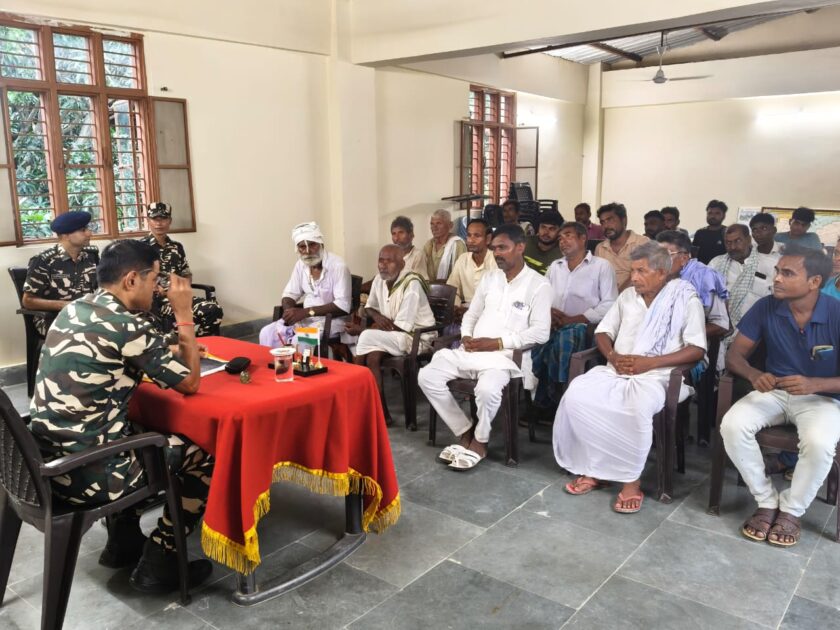 IMG 20250813 WA0014 सीमा सुरक्षा बल ने ग्रामीण के साथ बैठक व तिरंगा यात्रा का आयोजन