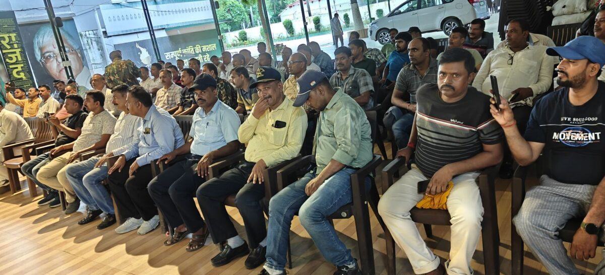 भूतपूर्व सैनिक डायल 112 के लोग अपनी मांगों को लेकर संबंधित ज्ञापन 2 IMG 20250818 WA0037 भूतपूर्व सैनिक डायल 112 के लोग अपनी मांगों को लेकर संबंधित ज्ञापन