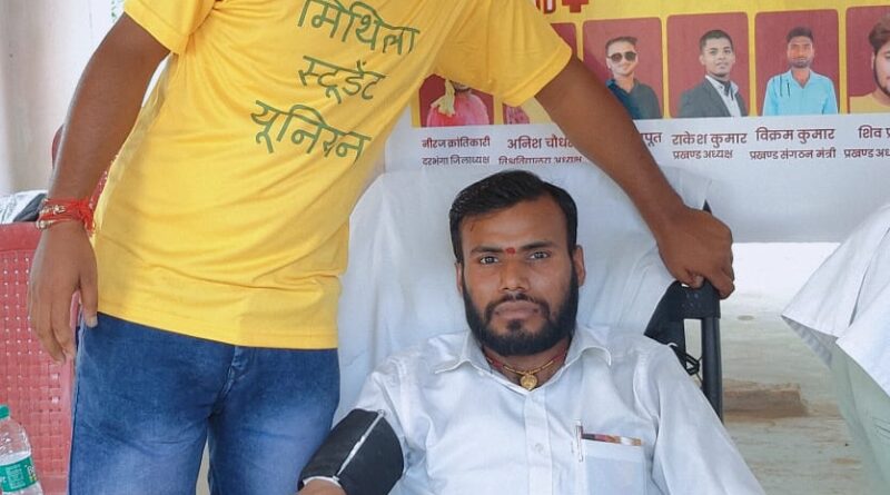 IMG 20250818 WA0052 कृष्ण मोहन झा के जन्मदिन पर समाजसेवी कालीचरण यादव सहित कई युवाओं ने किया रक्तदान