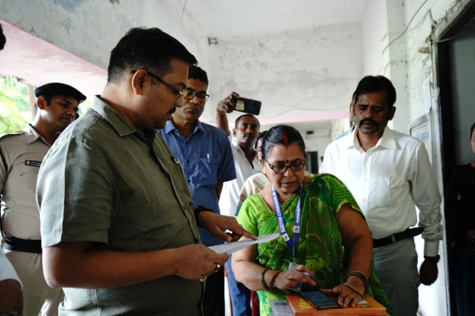 निर्वाचक सूची प्रेक्षक सह आयुक्त दरभंगा प्रमंडल ने कई मतदान केंद्रों पर पहुंचकर मतदाता सूची गहन पुनरीक्षण कार्यों का निरीक्षण 2 IMG 20250820 WA0007 निर्वाचक सूची प्रेक्षक सह आयुक्त दरभंगा प्रमंडल ने कई मतदान केंद्रों पर पहुंचकर मतदाता सूची गहन पुनरीक्षण कार्यों का निरीक्षण
