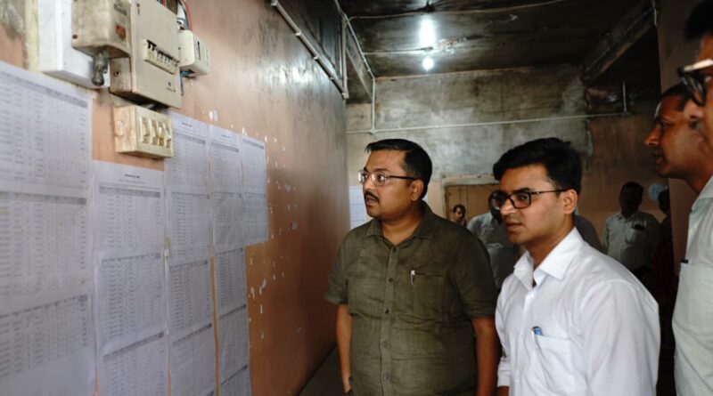 IMG 20250820 WA0008 निर्वाचक सूची प्रेक्षक सह आयुक्त दरभंगा प्रमंडल ने कई मतदान केंद्रों पर पहुंचकर मतदाता सूची गहन पुनरीक्षण कार्यों का निरीक्षण