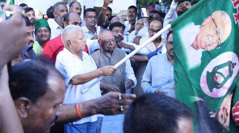 IMG 20250823 WA0004 मिशन 2025 तेजस्वी संदेश रथ को राष्ट्रीय अध्यक्ष  लालू प्रसाद  ने हरी झंडी दिखाकर पटना के हर गांव मैं प्रचार प्रसार के लिए रवाना 