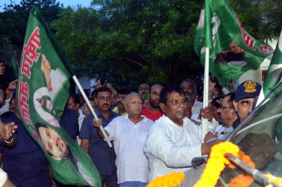 मिशन 2025 तेजस्वी संदेश रथ को राष्ट्रीय अध्यक्ष  लालू प्रसाद  ने हरी झंडी दिखाकर पटना के हर गांव मैं प्रचार प्रसार के लिए रवाना  2 IMG 20250823 WA0005 मिशन 2025 तेजस्वी संदेश रथ को राष्ट्रीय अध्यक्ष  लालू प्रसाद  ने हरी झंडी दिखाकर पटना के हर गांव मैं प्रचार प्रसार के लिए रवाना