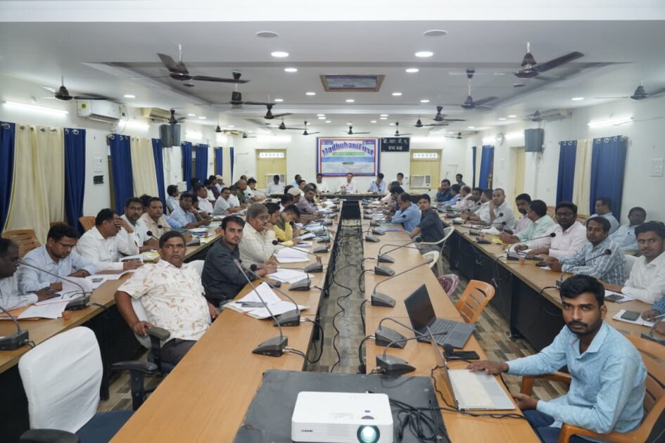 IMG 20250825 WA0016 डीएम की अध्यक्षता में साप्ताहिक समीक्षा बैठक