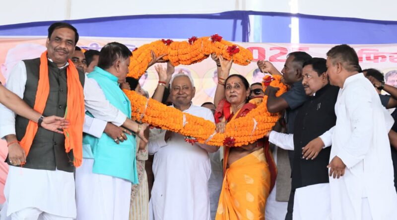 IMG 20250904 WA0010 सारण जिला के मढ़ौरा खेल मैदान में कार्यकर्ताओं के साथ संवाद कार्यक्रम में शामिल हुए मुख्यमंत्री, कार्यकर्ताओं को किया संबोधित