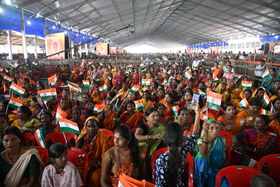 IMG 20250915 WA0024 पूर्णिया में 40 हजार करोड़ रुपये से अधिक की विभिन्न योजनाओं के शिलान्यास, उद्घाटन, शुभारंभ, गृह प्रवेश तथा राष्ट्रीय ग्रामीण आजीविका मिशन (एन०आर०एल०एम०) के लाभों के वितरण : PM और CM