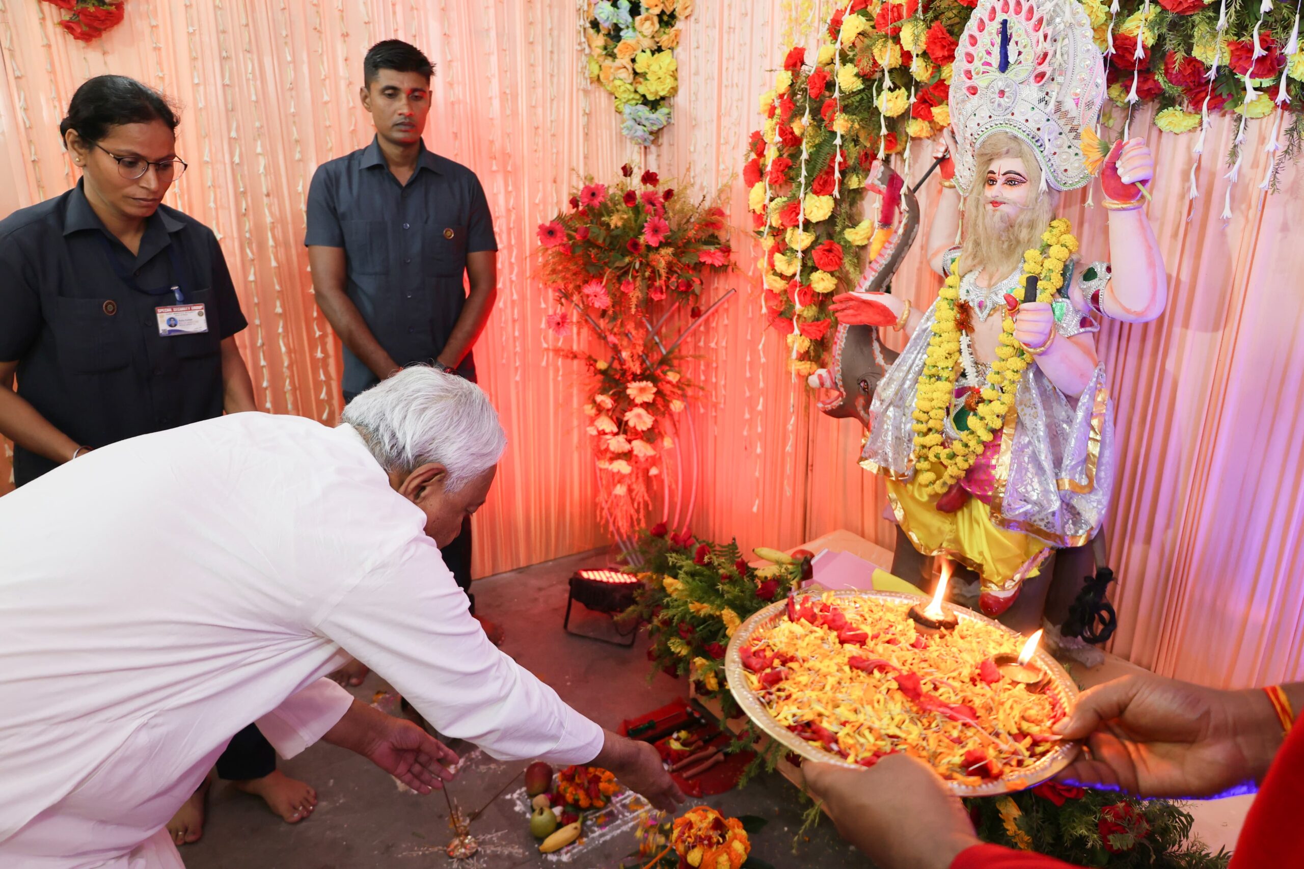 मुख्यमंत्री ने भगवान विश्वकर्मा की पूजा-अर्चना की
