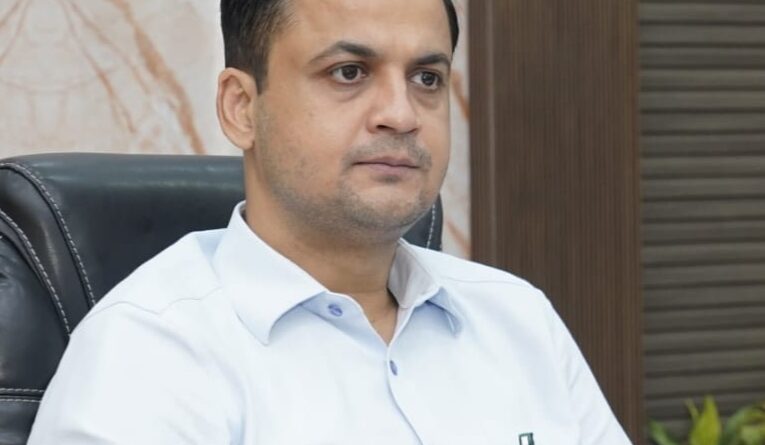 IMG 20250904 205331 समय पर कार्यालय नही आने वाले पदाधिकारियों/कर्मचारी पर जिलाधिकारी सख्त, 83 के विरुद्ध कार्रवाई का प्रस्ताव भेजा