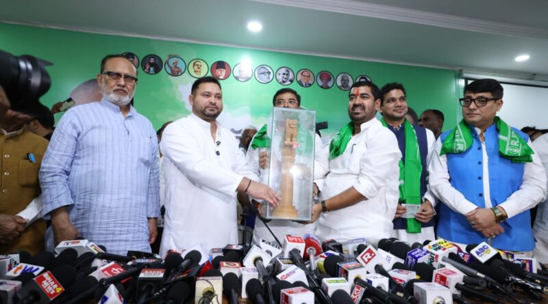 IMG 20251010 WA0011 दूसरा दल के चारों नेताओं शामिल होने से पूर्वांचल और सीमांचल में पार्टी को मजबूती मिलेगी : तेजस्वी यादव