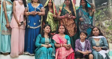 घाट पर अन्य गण मान्य व्यक्ति के बीच धूम धाम से मना छठ पर्व