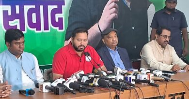 मकर संक्रांति पर महागठबंधन सरकार की ओर से 14 जनवरी 2026 को महिलाओं के खाते में तीस हजार रुपए की राशि एकमुश्त दी जाएगी, पुरानी पेंशन योजना लागू की जायेगी,किसानों को धान एवं गेहूं की खरीद पर अतिरिक्त बोनस की राशि के साथ सिंचाई के लिए मुफ्त बिजली और जीविका दीदियों के ऋण की राशि पर ब्याज को माफ कर, पांच लाख रुपए का बीमा कराया जाएगा : तेजस्वी प्रसाद यादव