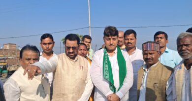 राजद के प्रदेश प्रवक्ता एजाज अहमद ने महागठबंधन उम्मीदवार राहुल शर्मा के साथ ईरकी सहित विभिन्न क्षेत्रों का दौरा किया