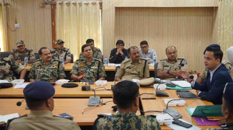 जिला निर्वाचन पदाधिकारी–सह–जिलाधिकारी आनंद शर्मा की अध्यक्षता में केन्द्रीय अर्धसैनिक बल के कमांडेंट एवं सहायक कमांडेंट के साथ महत्वपूर्ण समन्वय बैठक ।। 2.द्वितीय प्रशिक्षण में 8 अनुपस्थित कर्मियों के विरुद्ध प्राथमिकी दर्ज करने का निर्देश :D M 1 IMG 20251108 WA0006 जिला निर्वाचन पदाधिकारी–सह–जिलाधिकारी आनंद शर्मा की अध्यक्षता में केन्द्रीय अर्धसैनिक बल के कमांडेंट एवं सहायक कमांडेंट के साथ महत्वपूर्ण समन्वय बैठक ।। 2.द्वितीय प्रशिक्षण में 8 अनुपस्थित कर्मियों के विरुद्ध प्राथमिकी दर्ज करने का निर्देश :D M