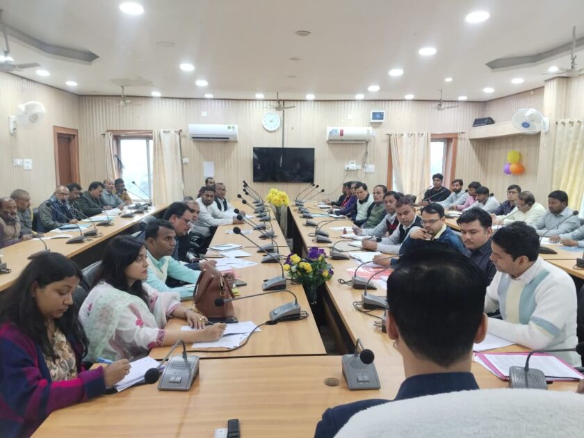 IMG 20251127 WA0003 डीएम आनंद शर्मा की अध्यक्षता में शिक्षा विभाग की समीक्षा बैठक