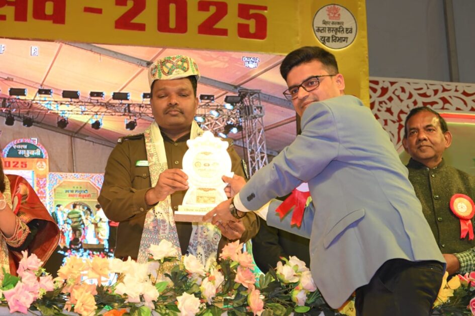 IMG 20251202 WA0011 53 वां जिला स्थापना दिवस सह मधुबनी महोत्सव के संध्याकालीन सांस्कृतिक कार्यक्रम का शुभारंभ