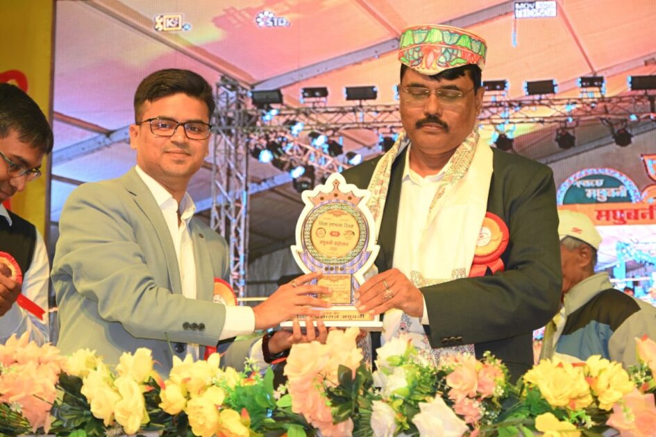 IMG 20251202 WA0013 53 वां जिला स्थापना दिवस सह मधुबनी महोत्सव के संध्याकालीन सांस्कृतिक कार्यक्रम का शुभारंभ