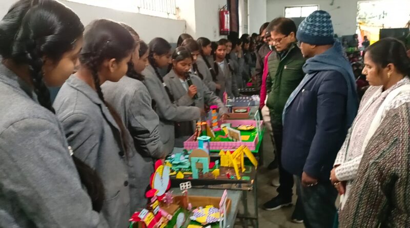 IMG 20251223 WA0004 राष्ट्रीय गणित दिवस पर विज्ञान प्रदर्शनी का आयोजन, बच्चे हुए सम्मानित