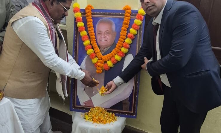 IMG 20251224 WA0011 7वीं पुण्यतिथि पर याद किए गए कैप्टन जय नारायण प्रसाद व तैलचित्र पर पुष्पांजलि अर्पित किया : हरि सहनी