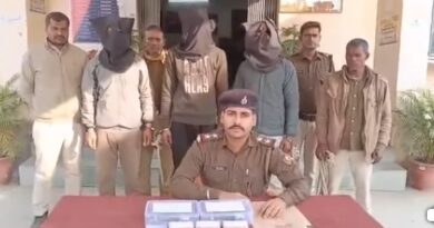 एक बाइक पर तीन युवक , पुलिस ली तलाशी के क्रम में ब्राउन सूगर व दो देशी कट्टा व दो जिंदा कारतूस बरामद