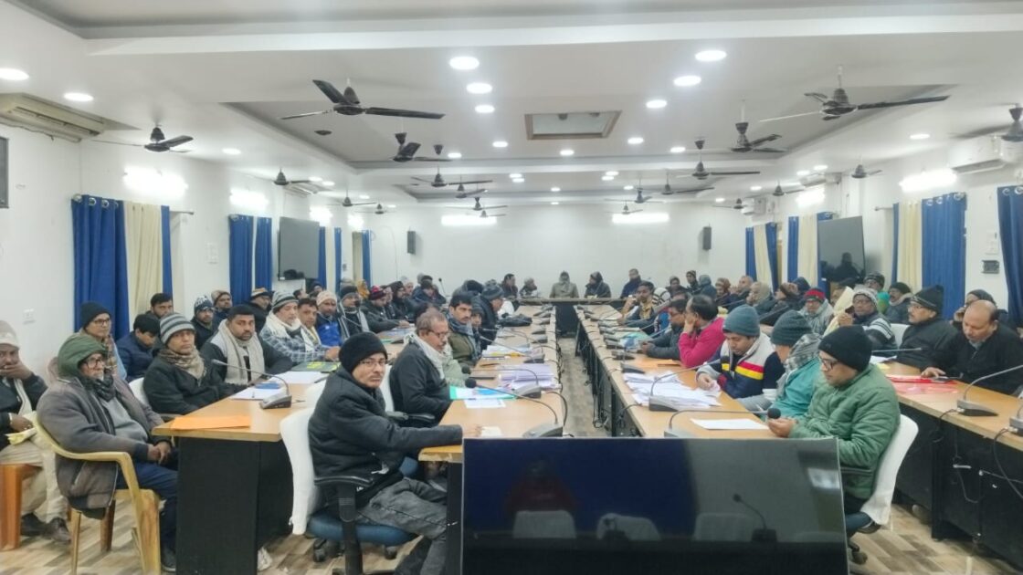 IMG 20260106 WA0010 सड़क सुरक्षा जागरूकता रथ को DM ने हरी झंडी दिखाकर किया रवाना ।। 2.समाहरणालय के विभिन्न शाखाओं के प्रधान लिपिकों , सहायकों आदि की समीक्षा बैठक 