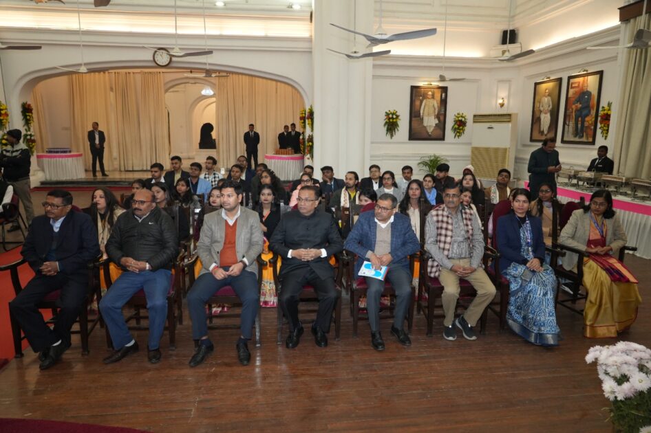 IMG 20260107 WA0024 कला एवं संस्कृति विभाग के सचिव द्वारा  राज्यपाल का स्वागत स्मृति चिन्ह एवं हरित पौधा भेंट किया