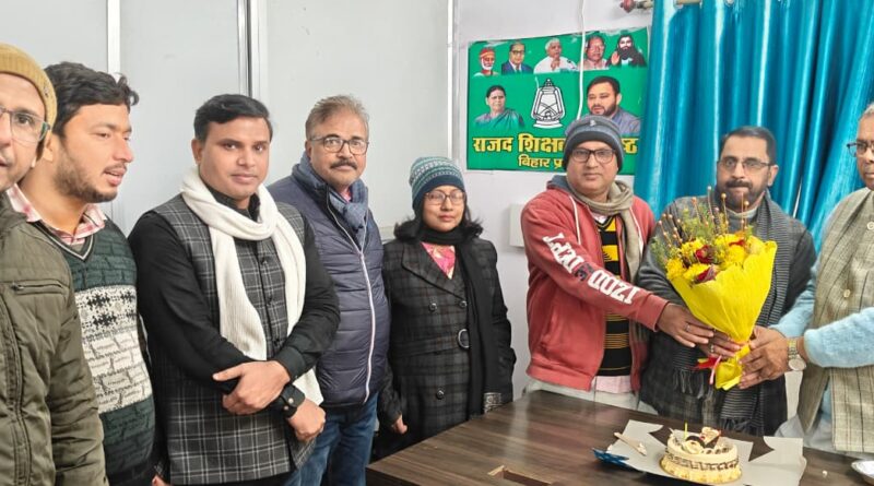IMG 20260110 WA0022 शिक्षक प्रकोष्ठ के प्रदेश अध्यक्ष श्री कुमर राय का केक काटकर 68 वां जन्मदिन मनाया