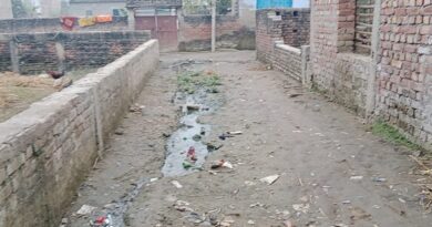 IMG 20260114 WA0049 नगर पंचायत वार्ड नम्बर 10 जयनगर के वार्ड पार्षद द्वारा सौतेलापन से परेशान स्थानीय निवासी ,नाला सहित सड़क से वंचित