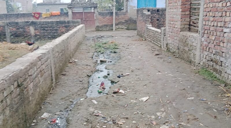 नगर पंचायत वार्ड नम्बर 10 जयनगर के वार्ड पार्षद द्वारा सौतेलापन से परेशान स्थानीय निवासी ,नाला सहित सड़क से वंचित