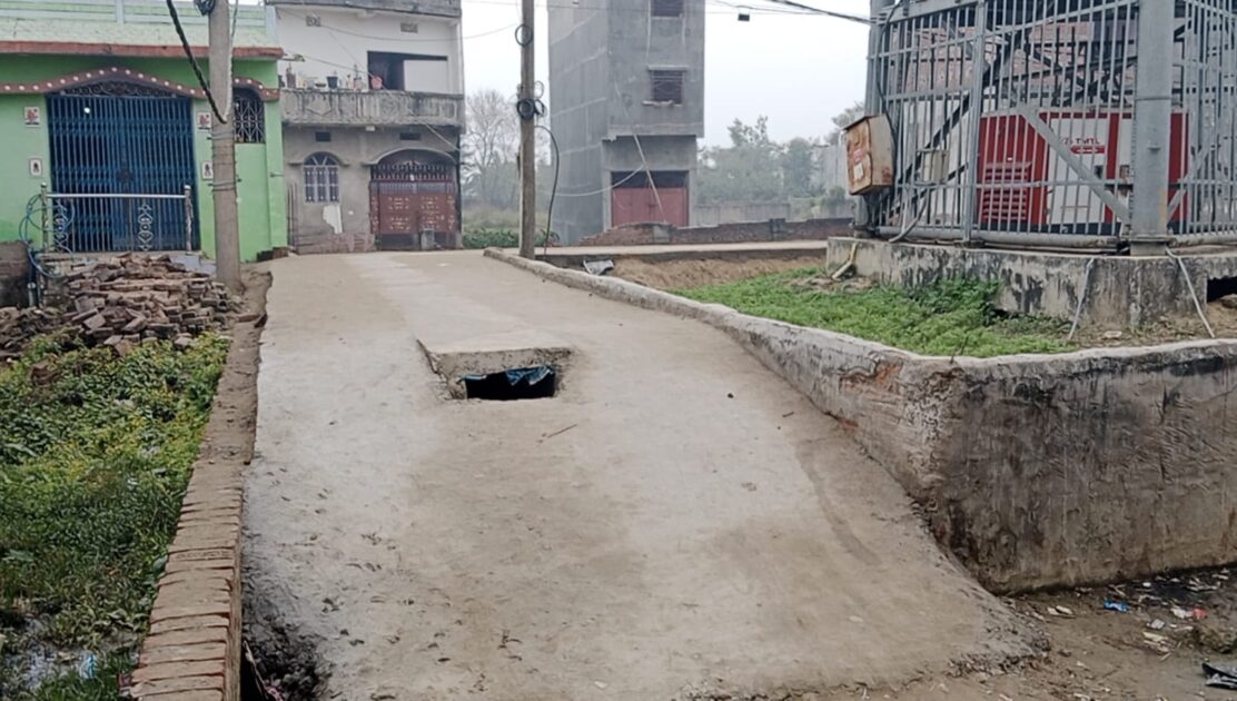 IMG 20260114 WA0051 नगर पंचायत वार्ड नम्बर 10 जयनगर के वार्ड पार्षद द्वारा सौतेलापन से परेशान स्थानीय निवासी ,नाला सहित सड़क से वंचित